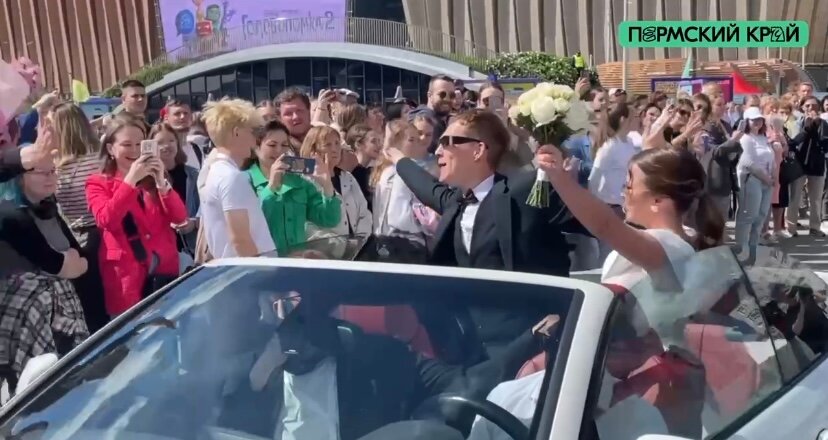 На эспланаде впервые сыграли свадьбу в День молодежи