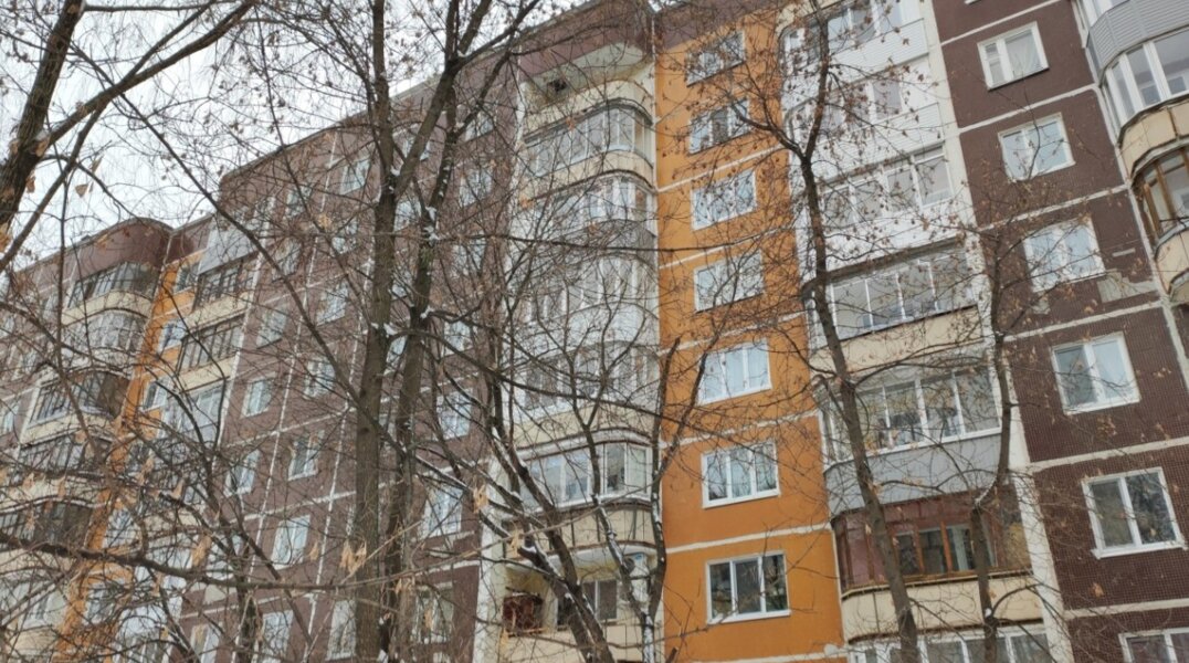 В Перми жители дома на склоне боятся, что их дом съедет в овраг