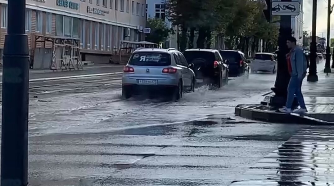 Центр Перми заливает водой