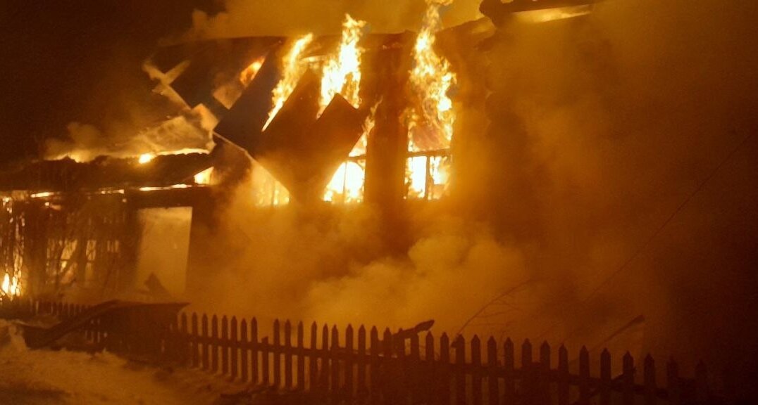 Прикамцев просят помочь семье с шестью детьми, у которой сгорел дом и все имущество