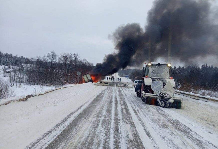 В Сивинском округе в результате ДТП загорелись два автомобиля
