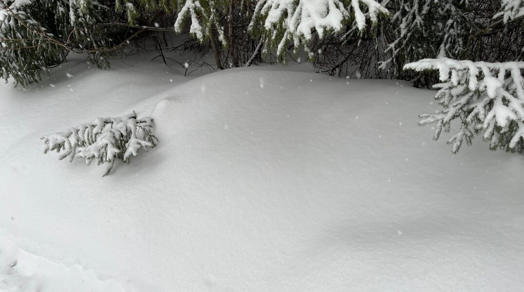 В Карагайском округе пожарные достали из-под снежного завала упавшую с крыши женщину