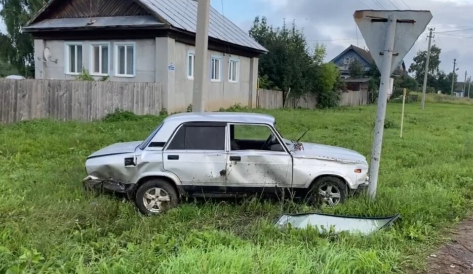В селе Пермского края автомобиль улетел с дороги - водитель погиб