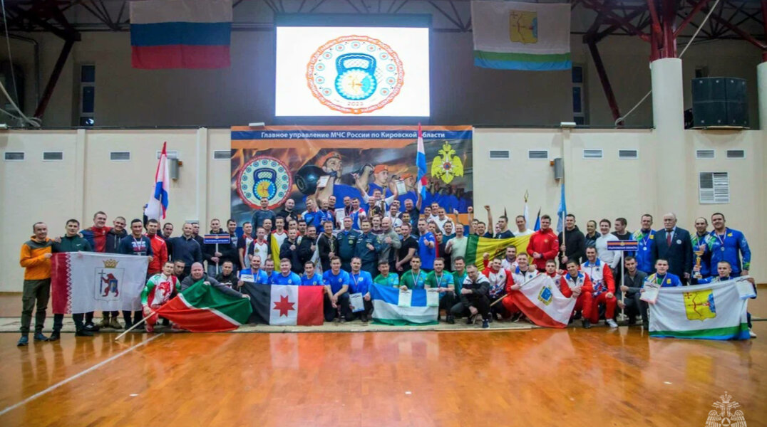 Пермские пожарные взяли «золото» на межрегиональных соревнованиях по гиревому спорту