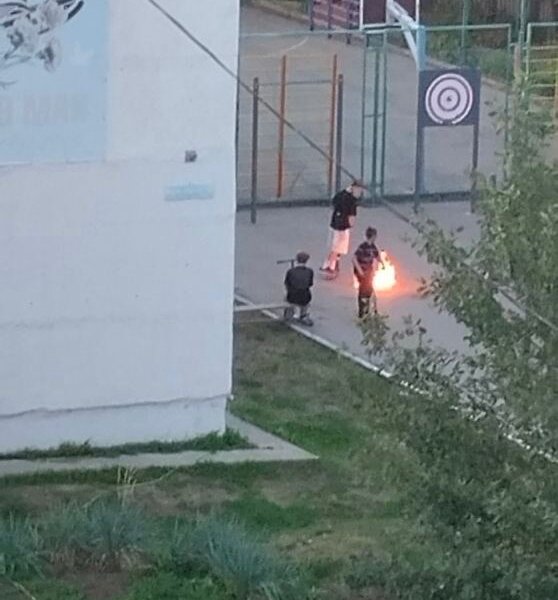Дети в Перми устроили прыжки через пылающий трамплин