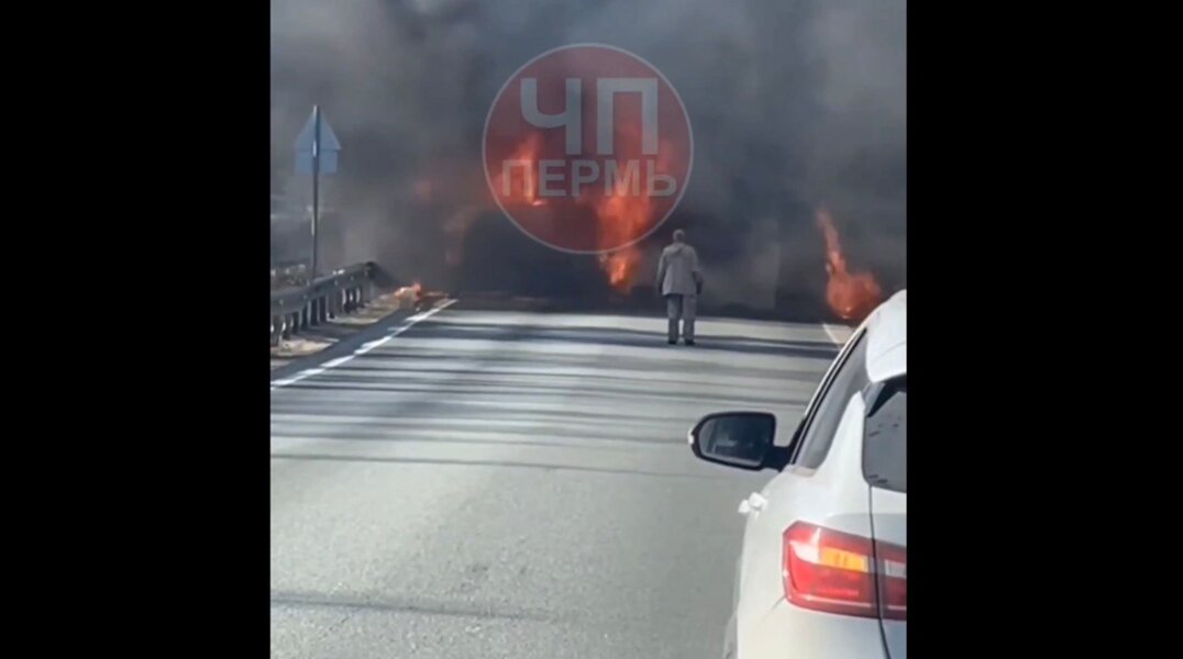 В Пермском крае движение на трассе остановил пылающий автомобиль