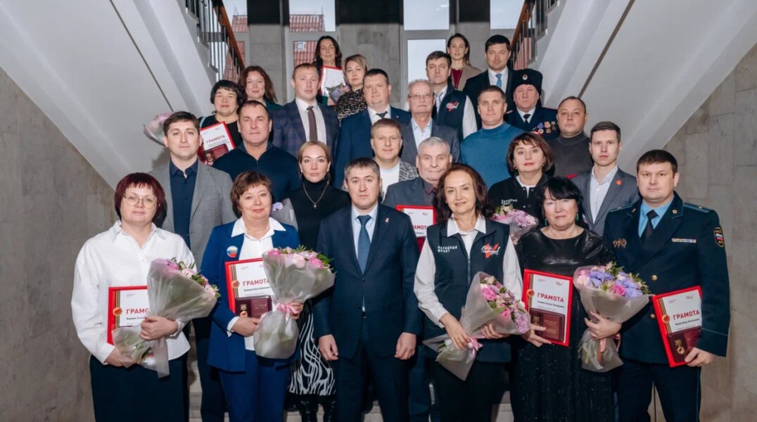 Дмитрий Махонин вручил отличившимся жителям Прикамья нагрудные знаки "Народный фронт. Все для Победы"