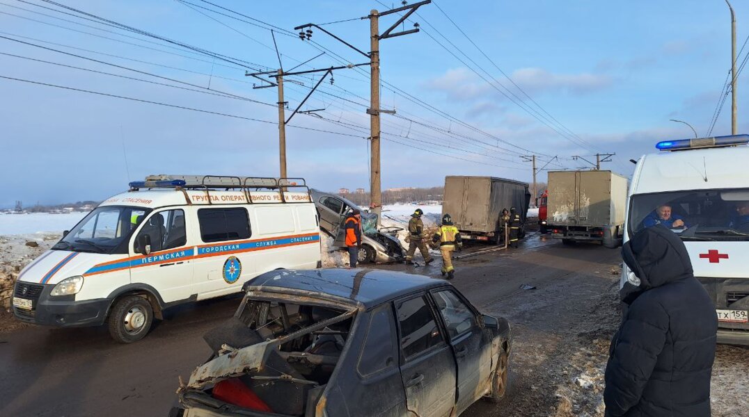 Газель отбросило на "встречку": в Перми на Соликамской — тройное ДТП. Фото