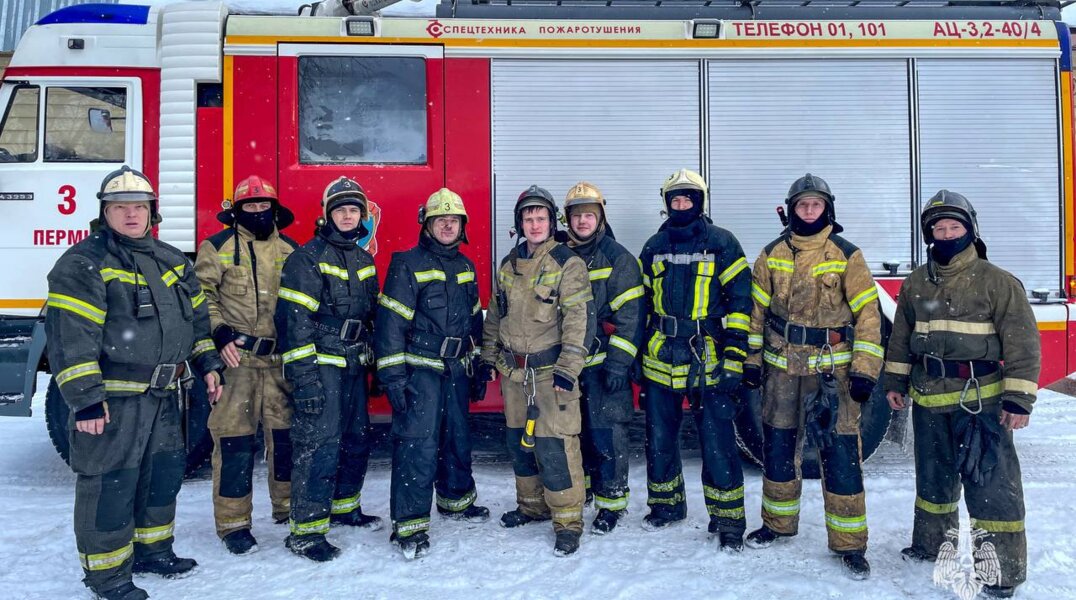 Пермские пожарные спасли из огня домашнего ворона и трех собак