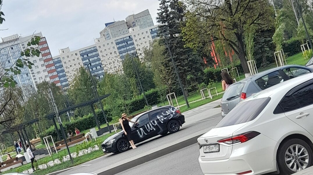 Пермячка разрисовала свой автомобиль, чтобы найти мужа