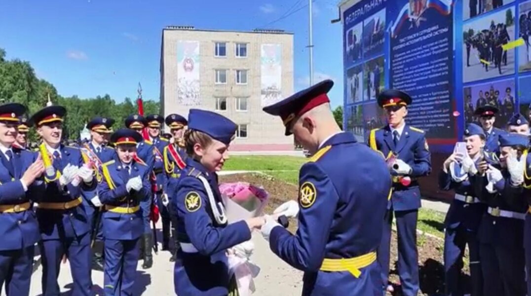 В Перми курсант ФСИН сделал предложение своей девушке во время вручения дипломов