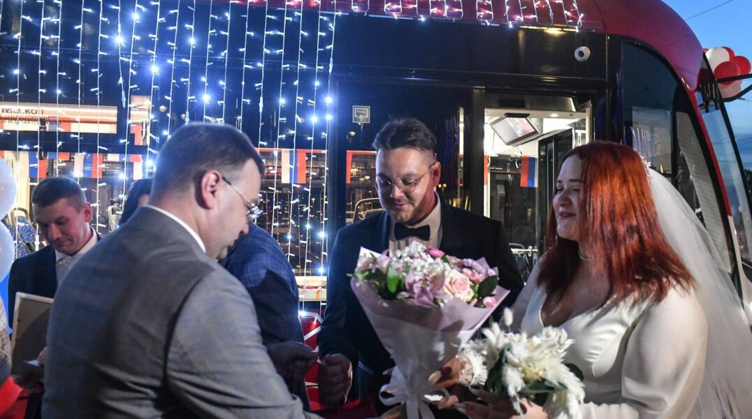 В Перми шесть пар поженились в трамвае в честь Дня города