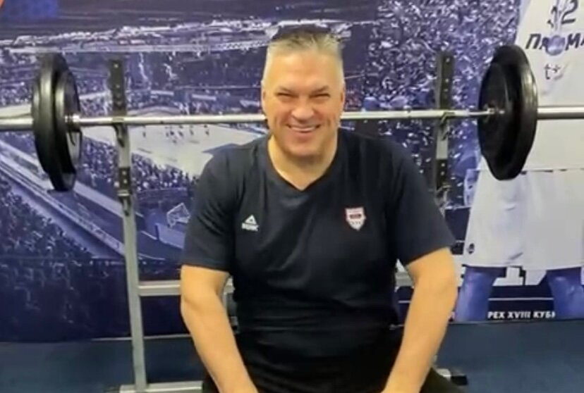 Главный тренер Пермского БК «Парма» жмёт от груди 100 килограммов