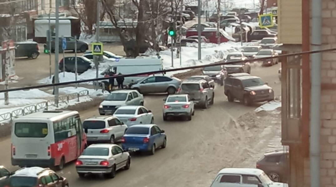 В Перми массивный внедорожник протаранил легковушку