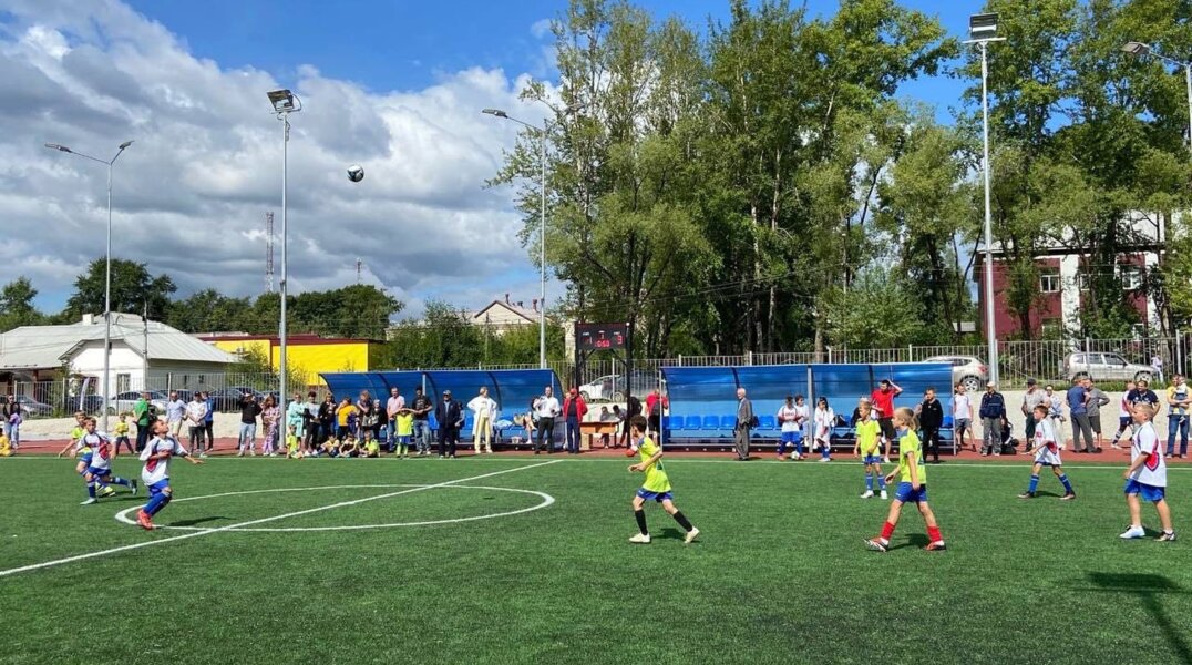 В Прикамье на территории школы открылся стадион площадью 3,5 тысячи кв. м.