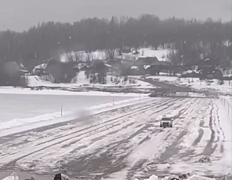 Автомобилисты Прикамья продолжают ездить по ледовой переправе несмотря на ее закрытие