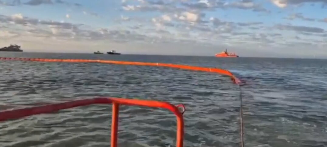 Оперштаб подсчитал, какое количество нефти попало в море после крушения танкеров «Волгонефть»