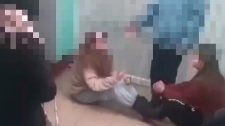 В Подмосковье толпа школьниц жестко избила знакомую в подъезде