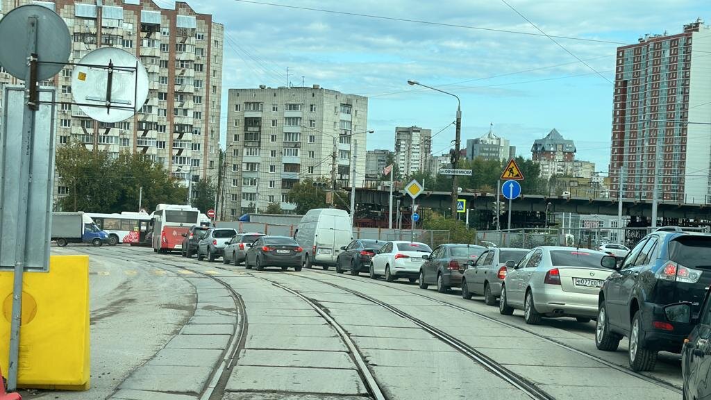 В Перми на шоссе Космонавтов и Столбовой скопилась большая пробка