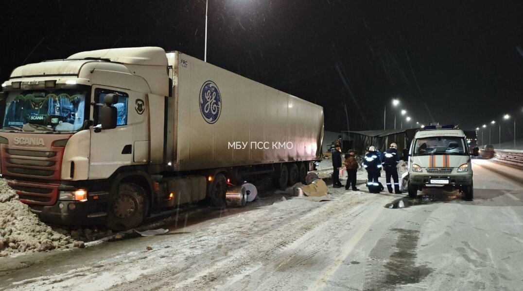 Вечером на трассе Пермь-Екатеринбург дальнобойщик получил травмы в аварии с двумя большегрузами