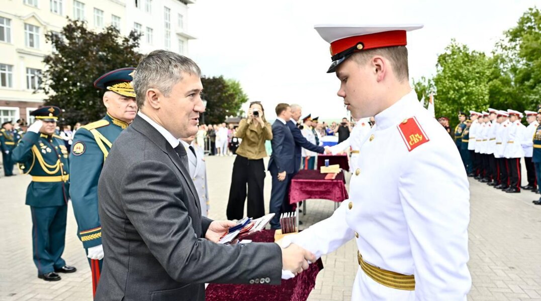 Губернатор Пермского края вручил аттестаты выпускникам суворовского училища