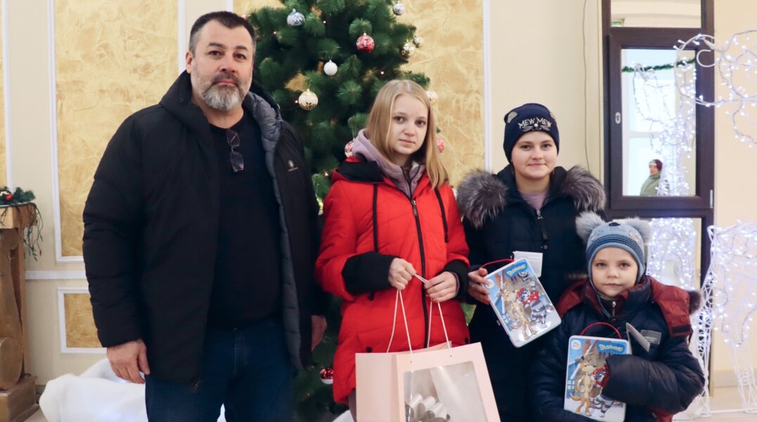 Дмитрий Махонин исполнил мечты детей с «Ёлки желаний»