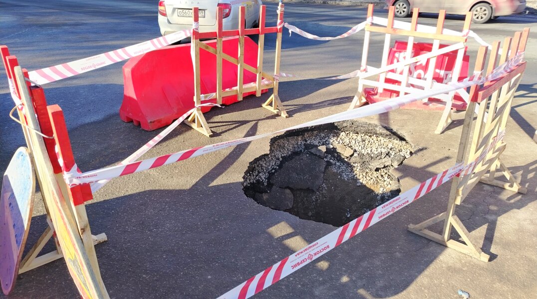 В Перми на дороге по улице Соликамской образовался провал