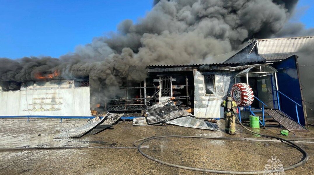В Чайковском случился крупный пожар в магазине автозапчастей