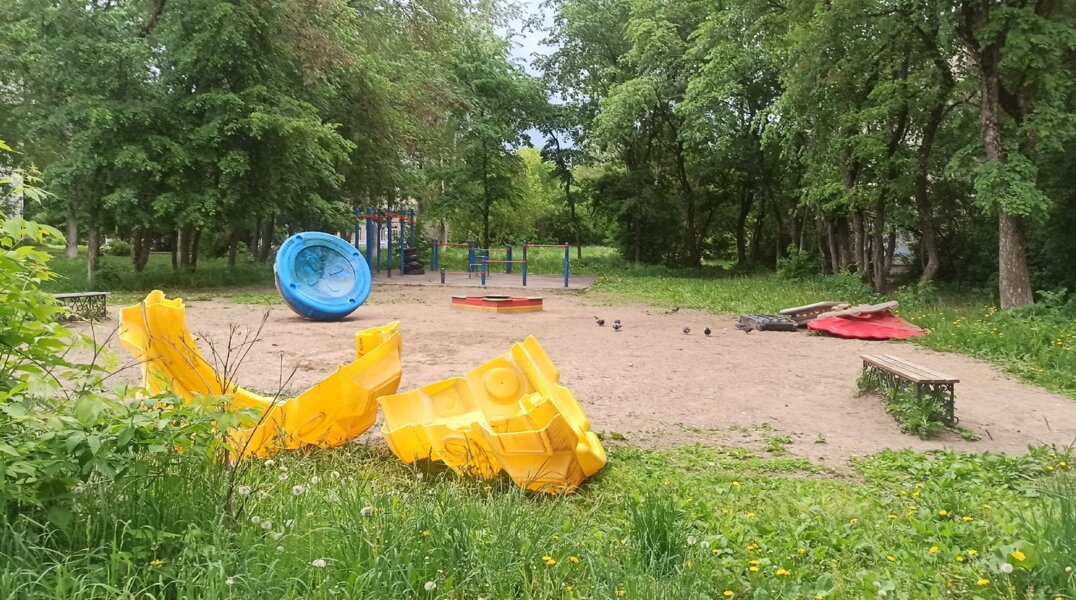 В Березниках у жилых домов пропал игровой комплекс