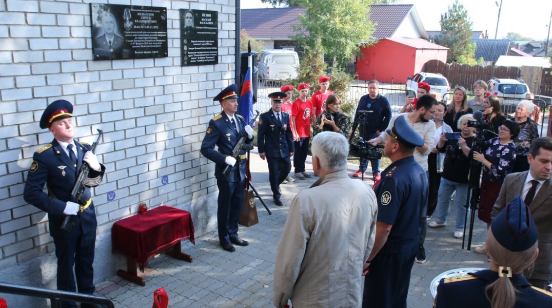 В Соликамской колонии «Белый лебедь» открыли мемориал памяти сотрудника, погибшего на СВО