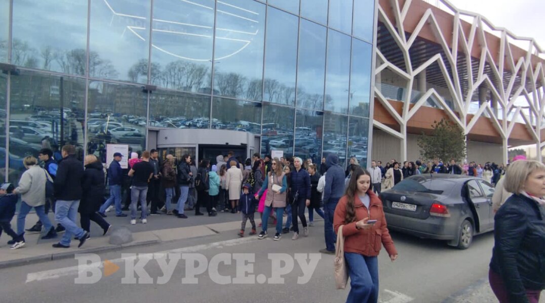 Шоссе Космонавтов в Перми встало в пробку из-за дня Рождения торгового центра