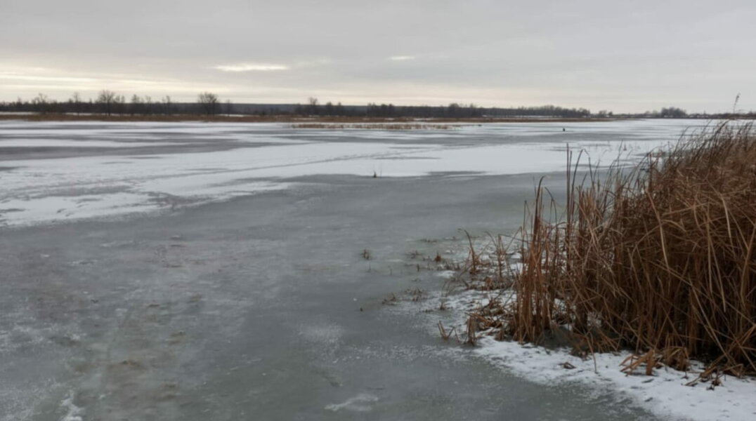 Жителей Кунгура напугала одинокая детская коляска на льду