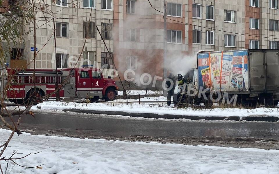В Перми на улице Маяковского загорелся грузовик