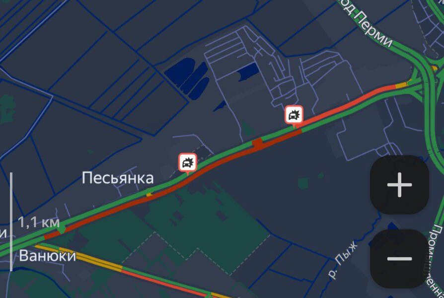 В районе деревни Песьянка образовалась длинная пробка после ДТП с КамАЗом