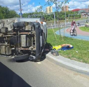 В Перми на Шоссе Космонавтов перевернулся грузовик