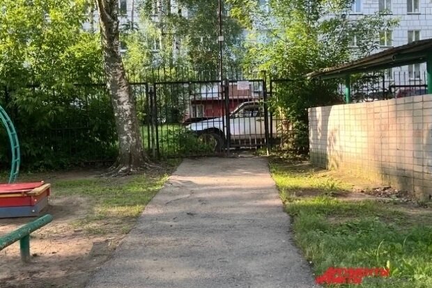 Жители пермского дома планируют полностью перекрыть проход к детскому саду