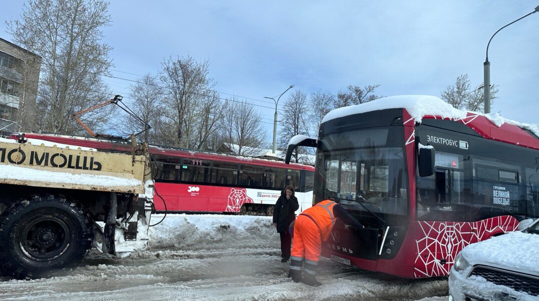 В Перми продолжился транспортный коллапс из-за сильного снегопада