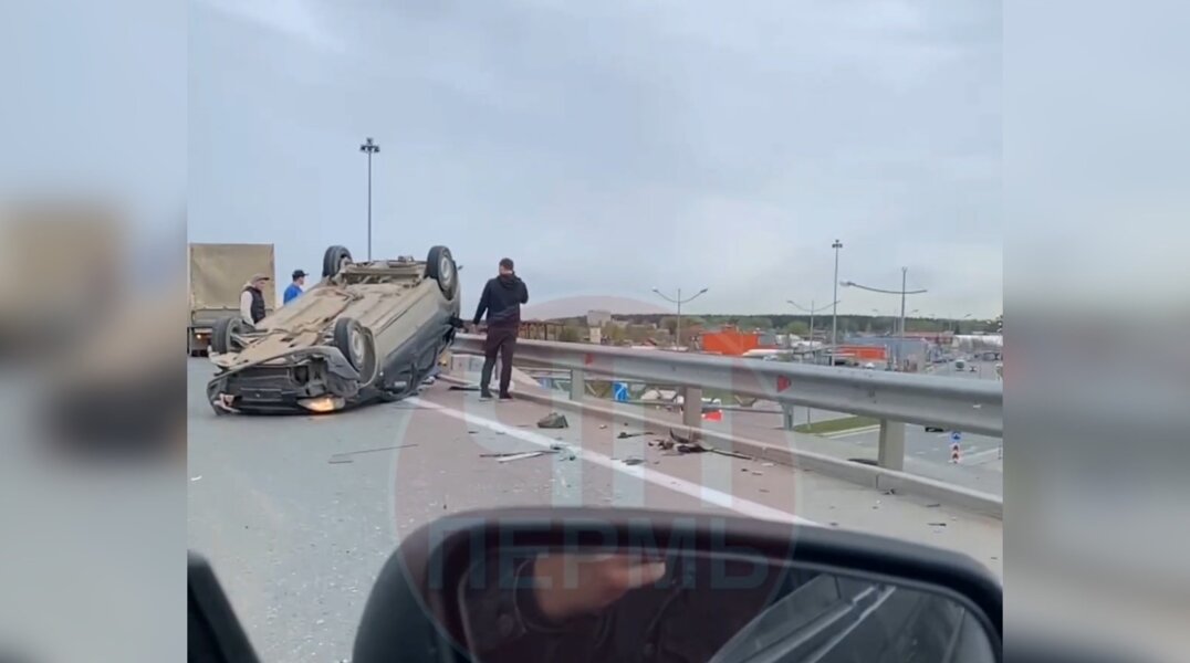 В Перми отечественная легковушка въехала в КамАЗ и перевернулась