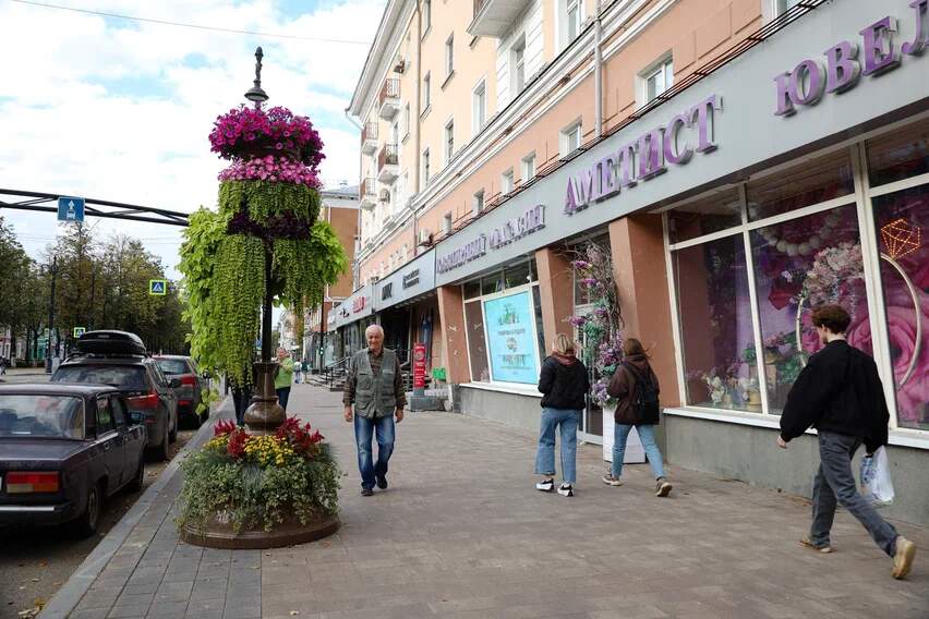 На улицах Перми с 20 апреля начнут расставлять кашпо с деревьями и кустарниками