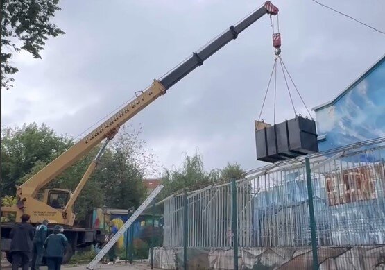 В Пермском зоопарке показали, как перевозили белого медведя Сэрику на новую территорию