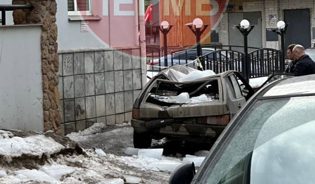 В центре Перми огромная глыба льда упала на припаркованные автомобили