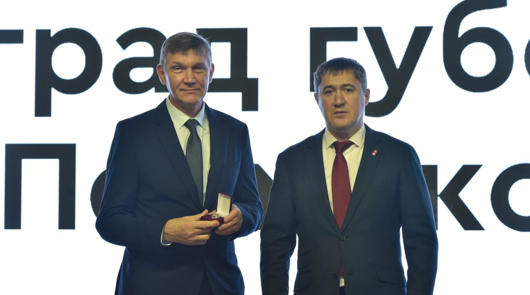 Дмитрий Махонин вручил пермским заводчанам награды от Президента