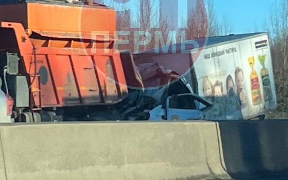 В Перми водитель газели врезался в машину дорожников