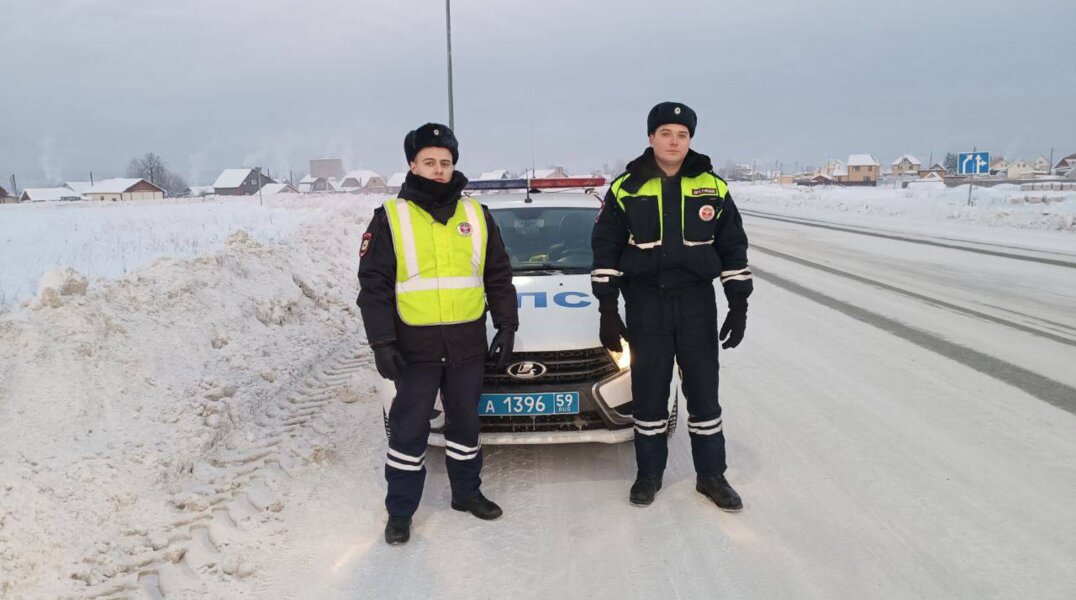 В Прикамье сотрудники ДПС помогли женщине, чей автомобиль вылетел в кювет