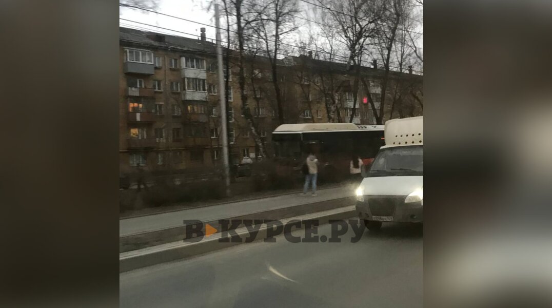 В Перми пассажирский автобус столкнулся с легковушкой и съехал на газон