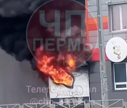 Возле остановки «Велта» в Перми загорелся киоск по продаже шаурмы