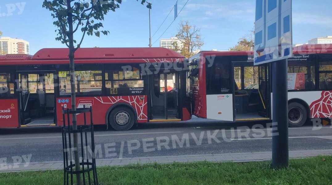 В центре Перми столкнулись два автобуса-гармошки