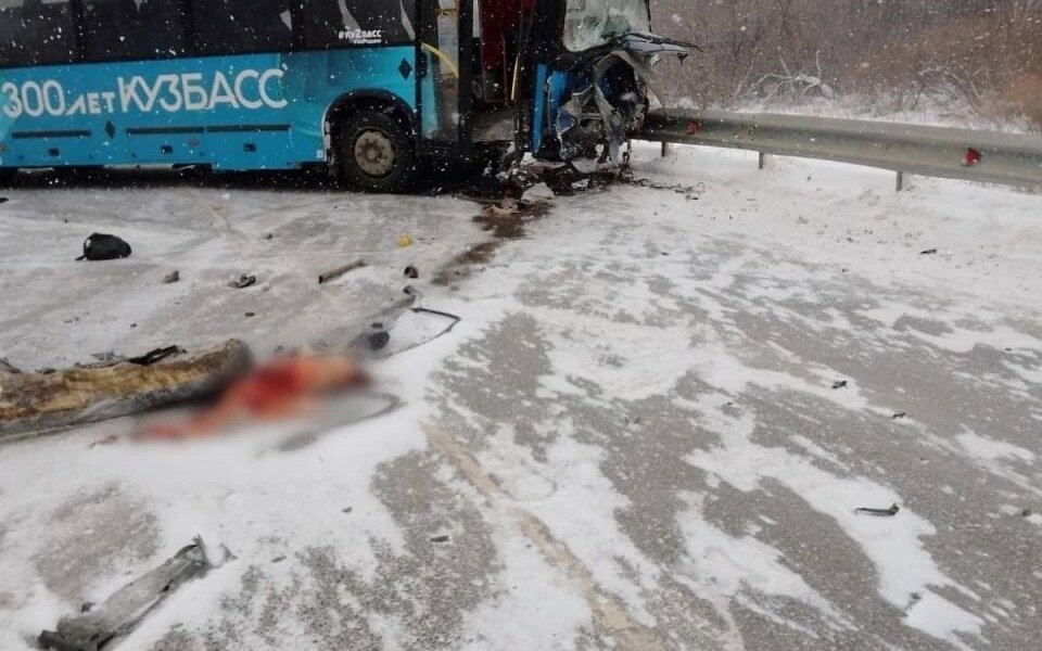 В Кемерово в ДТП с автобусом погибли трое детей