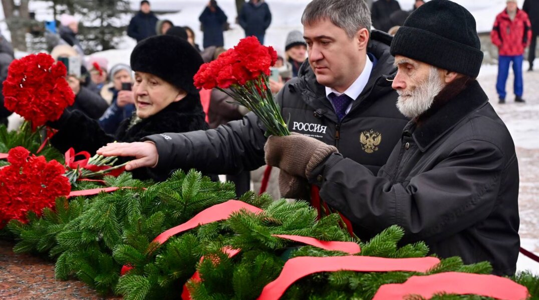 Дмитрий Махонин возложил цветы в честь 81-й годовщины снятия блокады Ленинграда