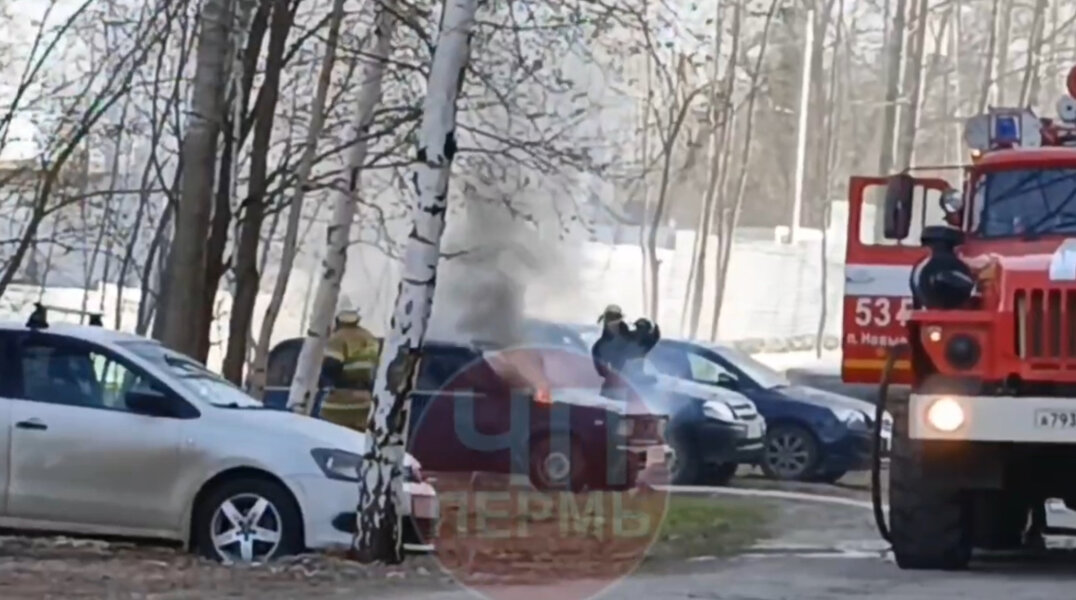 В Перми на улице 40-летия Победы сгорела отечественная легковушка